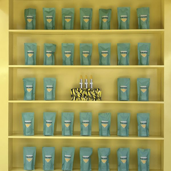 東京・下北沢で開催中の「プラダ ビューティー バナナ ポップアップ」の来場者特典