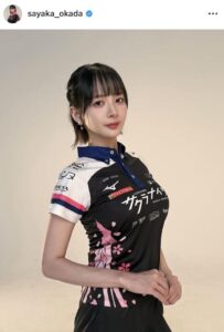 「役満ボディー」岡田紗佳、妖艶チャイナドレス＆髪をアップに...「激カワ」流し目ショット「何この色気！！！」: J-CAST ニュース