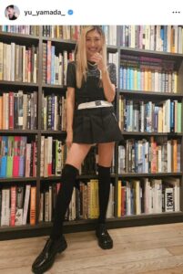 山田優41歳、超ミニ丈×爆イケなサングラス＆青髪かっこよすぎ　最強ビジュのハワイ満喫ショット: J-CAST ニュース