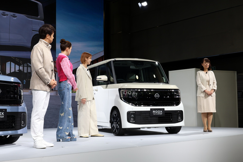 『唐破風（からはふ）』にインスピレーションを受けた2トーンカラーについて話す一同。