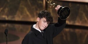 2025エミー賞の結果が発表される　「アドレセンス」の新星オーウェン・クーパーが史上最年少で男優賞に | カルチャー | ELLE ［エル デジタル］