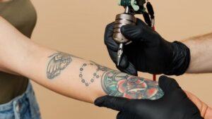 有名女性タトゥーアーティスト、気に入らないタトゥーを黒く塗りつぶし「ブラックアウト」｜Pen Online