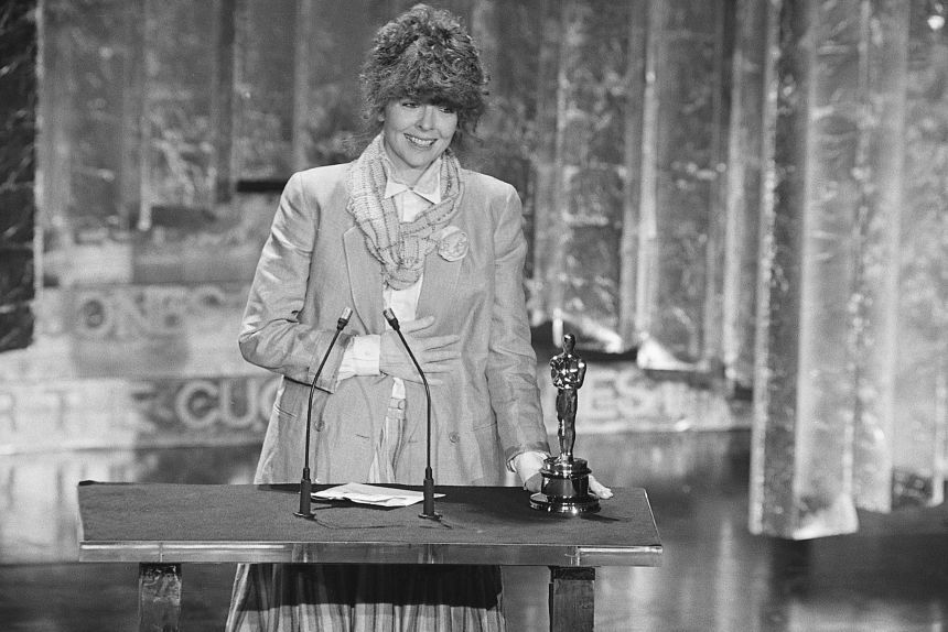 アカデミー賞授賞式で主演女優賞を受賞し、受賞スピーチを行うキートンさん＝１９７８年、ロサンゼルス/Getty Images