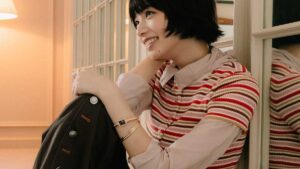小松菜奈が纏う、シャネルの新作ウォッチ「プルミエール ガロン」── パリ撮影の最新フォトが到着! | Vogue Japan 小松菜奈が纏う、シャネルの新作ウォッチ「プルミエール ガロン」── パリ撮影の最新フォトが到着! | Vogue Japan