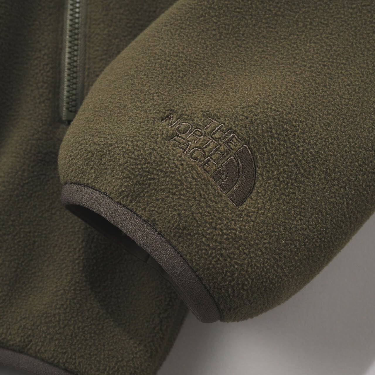 ザ・ノース・フェイスのフィールドフリースハーフジップの袖口のハーフドームロゴ