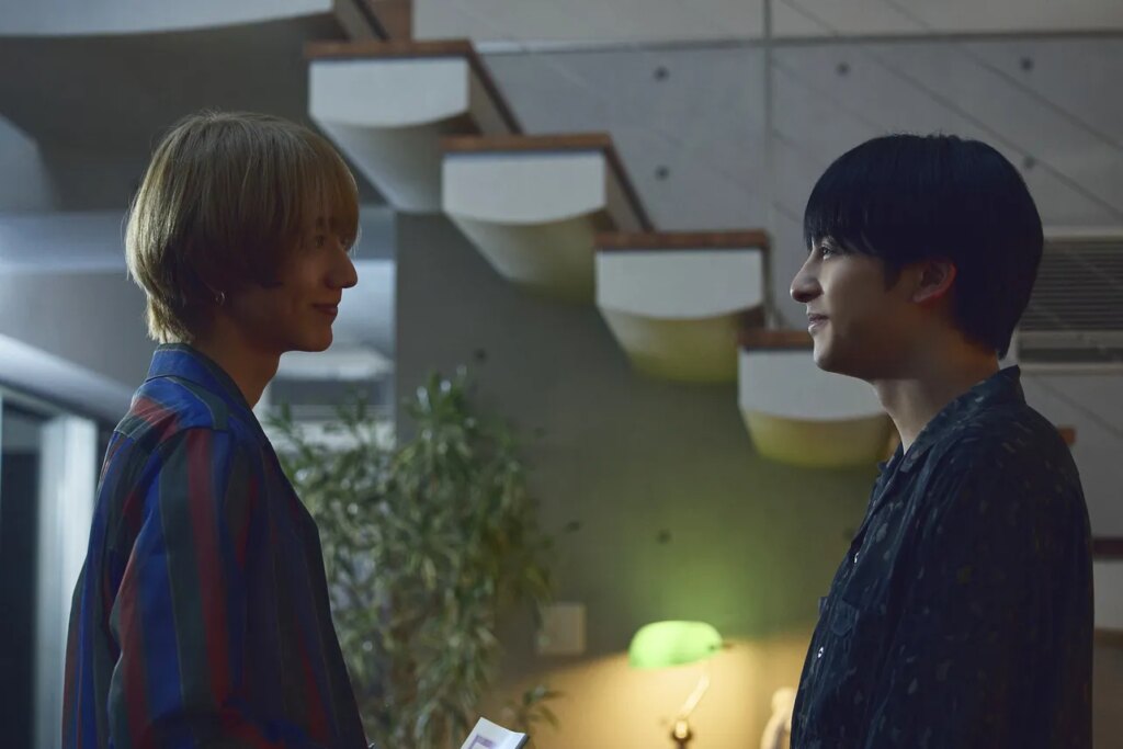 駒木根葵汰“羽山”と新原泰佑“白崎”は恋人として甘い時間を過ごすも事件が起きる…結ばれた俳優同士の恋物語が開幕<25時、赤坂で Season2 – WEBザテレビジョン 「25時、赤坂で Season2」第1話より