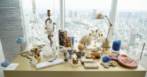 「CHANEL Presents la Galerie du 19M Tokyo」に見る、シャネルの“メティエダール”｜美術手帖