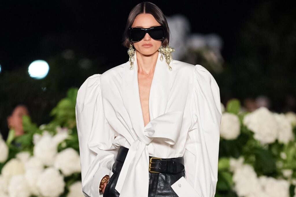 サンローラン 26年春夏ウィメンズコレクション – 強さとフェミニティの二重奏 – ファッションプレス サンローラン 26年春夏ウィメンズコレクション - 強さとフェミニティの二重奏 - ファッションプレス