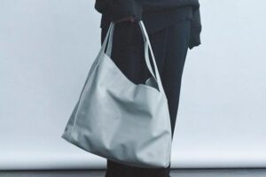 ディスコード ヨウジヤマモト“イタリアレザー”のラウンド型バッグ、柔らかなライトグレーで - ファッションプレス