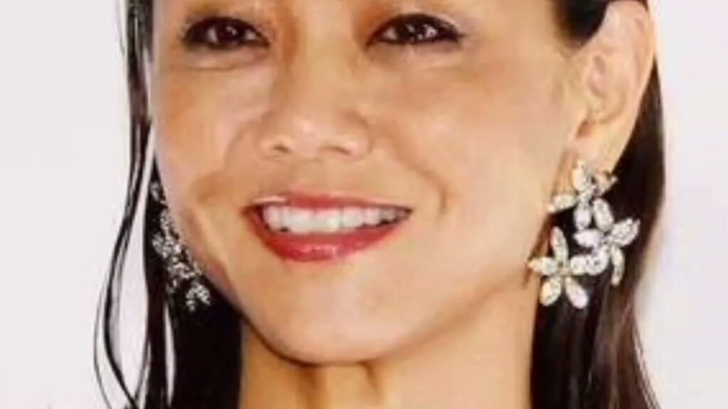 前田典子、レースワンピから美脚見せ 夕焼けバックのプールサイドショットに「絵になる」「おしゃれで憧れ」の声