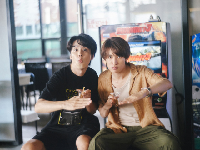 森崎ウィン＆向井康二の自然体な笑顔がいっぱい　映画『（LOVE SONG）』キャストの絆感じるオフショットが公開