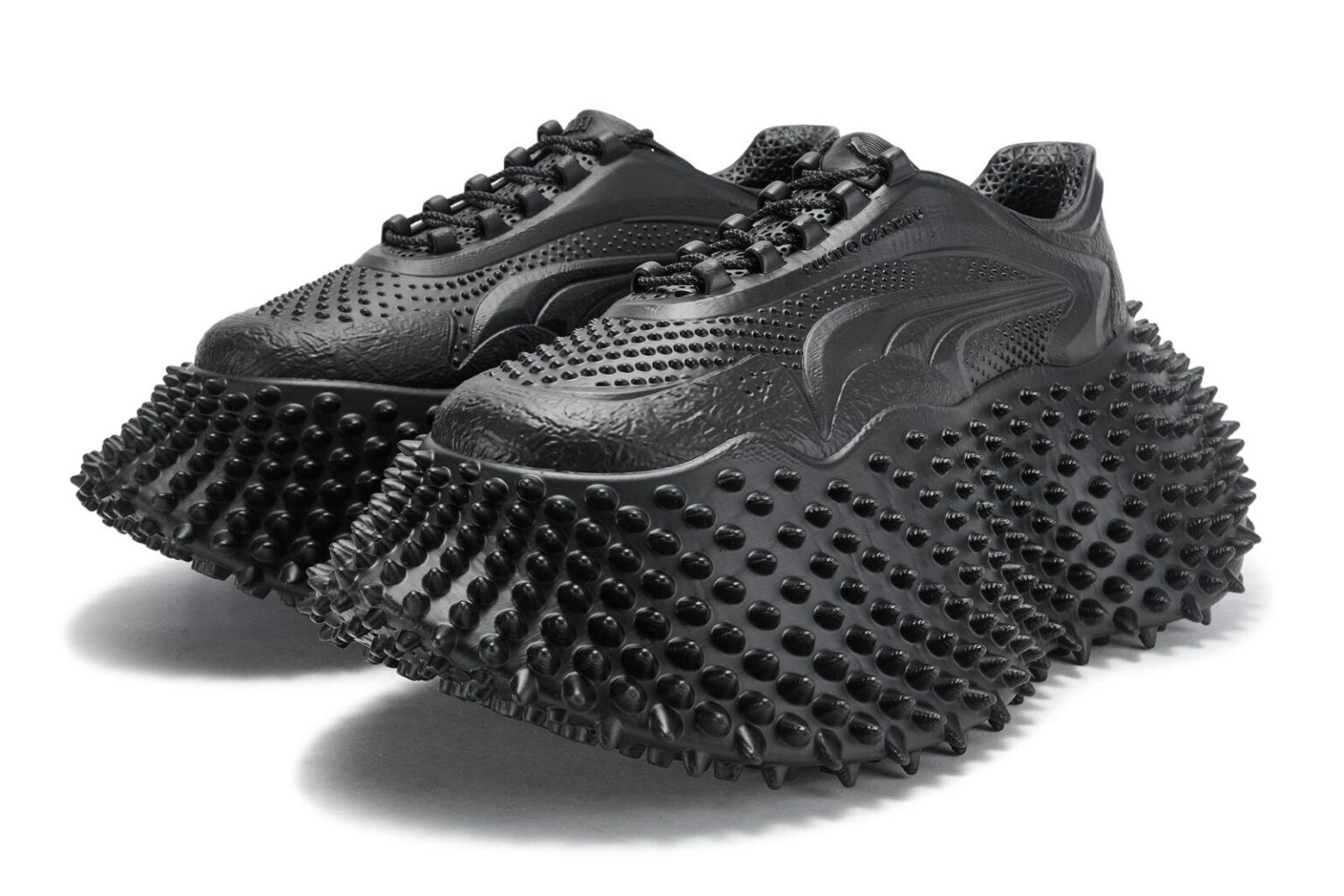 プーマ×フミト ガンリュウ“3Dフォルム”の厚底黒スニーカー、モンスターのような突起ソールで - ファッションプレス