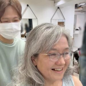 グレイヘアの女性が「和服にも似合う髪型」でお任せした姿に…「すごい、すごい素敵です」と大感激！ 衝撃のビフォアフに「驚いた！」の声も多数 | LIMO | くらしとお金の経済メディア