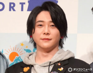 Mrs. GREEN APPLE大森元貴の新ショット、NHKコント番組『LIFE！』が公開「ジワる…」「ここでもう面白いのなんでだろう」「楽しみだなぁ！！！」