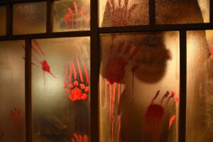 「ホラーにふれる展 -映画美術の世界-」東京ソラマチで、“見て触れる”ホラー映画の体験型展示 - ファッションプレス