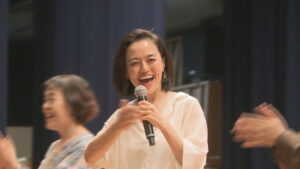 ブロードウェイで活躍する金沢市出身の俳優・由水 南さん「癒しの輪広げる」公募の参加者47人と18日に公演