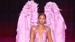 どこで視聴できる？ ヴィクトリアズ・シークレット・ファッションショー2025の日程、出演モデル、パフォーマーetc. | Vogue Japan