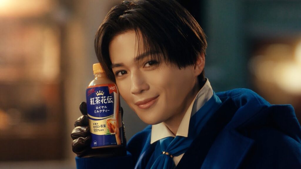 FANTASTICS八木勇征、爽やかな妖精に！　空から舞い降り寒い冬を温める　「紅茶花伝」新CM「3秒後の余韻」編＋メーキング＋インタビュー