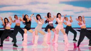 TWICE、ヴィクトリアズ・シークレット・ファッションショー2025でパフォーマンス | Vogue Japan