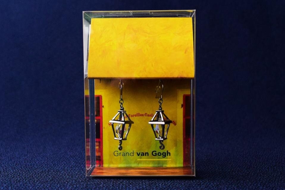 ゴッホ《夜のカフェテラス》イメージの“ガス灯”ピアス＆“星が浮かぶ”青い紅茶、大ゴッホ展3会場で販売 - ファッションプレス