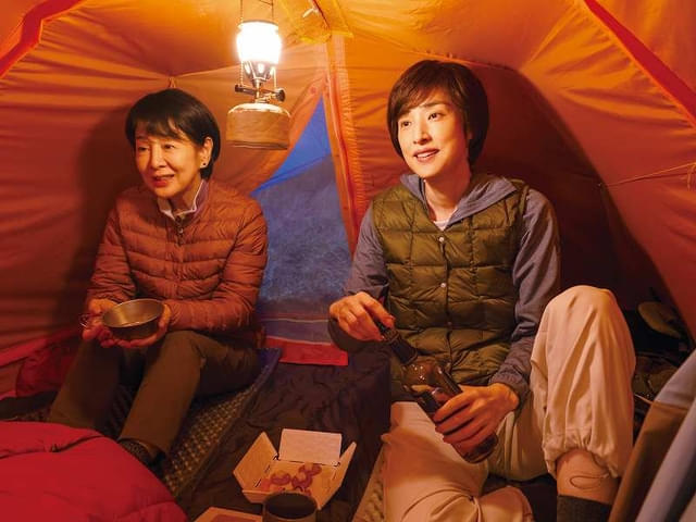 純子の親友であり編集者の北山悦子（右／演：天海祐希）