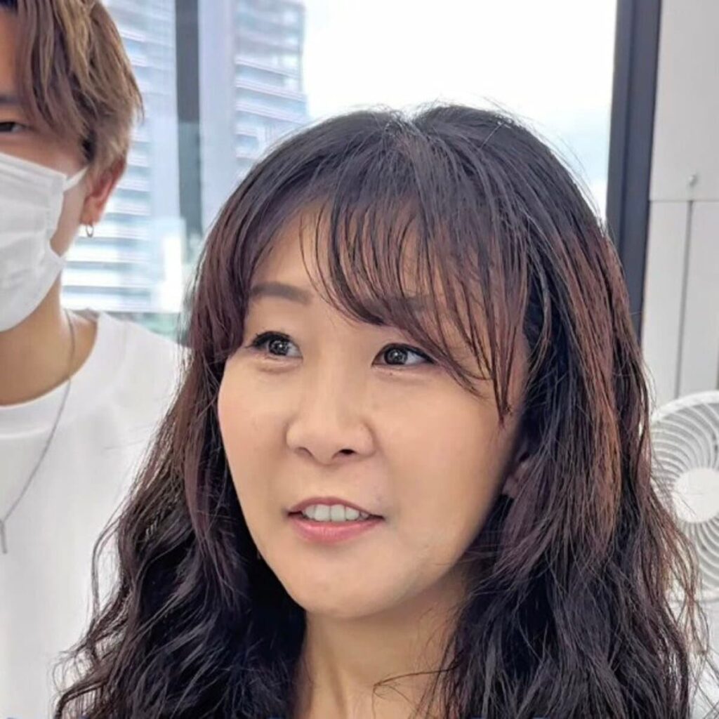 「朝はまるでライオン…」強すぎるクセ毛に悩む女性が縮毛矯正で大変身！「若返った気がする」と大満足 別髪のような仕上がりに思わず「大満足です」 | LIMO | くらしとお金の経済メディア