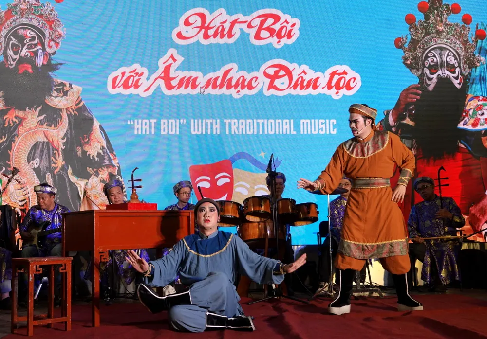 アーティストのバオ・チャウ氏（左）とアーティストのタン・ビン氏の抜粋「英雄チュオン・ディン」。写真: トゥイ・ビン