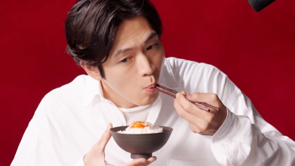 松下洸平、キムチの多彩なアレンジレシピを豪快にパクリ！　「こくうまキムチ」新CM「おうちご飯篇　ごはん・豚・ポテサラ」