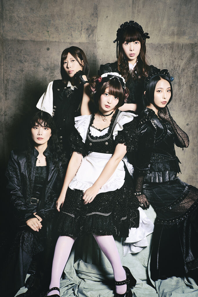 【インタビュー】「世界征服」を目指す5人が築いた「BAND-MAID」という唯一無二のジャンル──最新作『SCOOOOOP』を語る初ロングインタビュー - rockinon.com