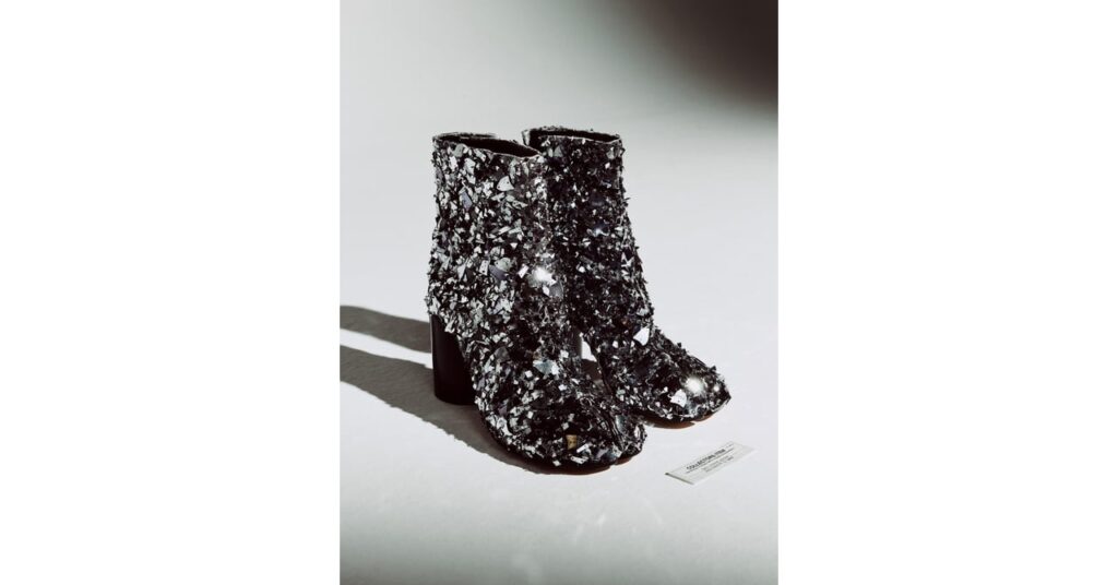 メゾン マルジェラ、ガラスビーズやスパンコールを刺繍した「タビ」シューズを発売 メゾン マルジェラ、ガラスビーズやスパンコールを刺繍した「タビ」シューズを発売