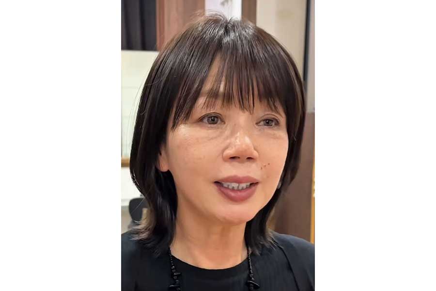 仕上がりに大満足な様子の女性（スクリーンショット）