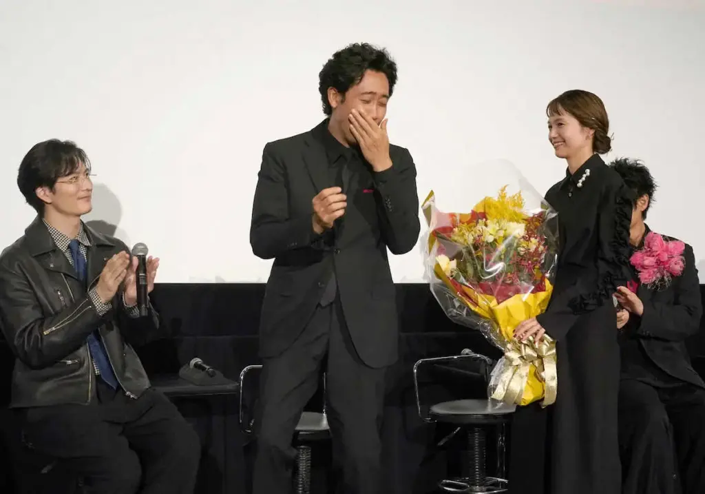 大泉洋　芸能生活30周年「イジってるでしょ？」　花束贈られて照れ隠し　主演テレ朝ドラマ制作発表会見 - スポニチ Sponichi Annex 芸能