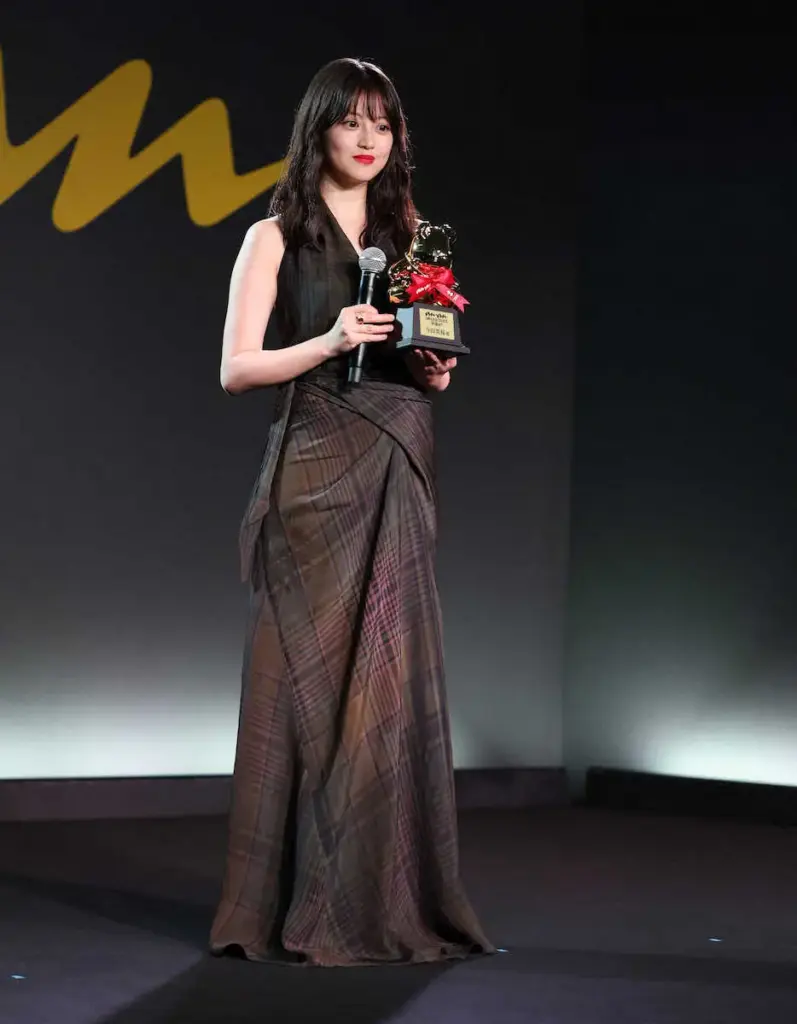 ＜anan AWARD 2025＞俳優部門で受賞した今田美桜の美しいドレス全身姿（撮影・須田 麻祐子） - スポニチ Sponichi Annex