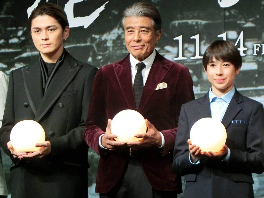 映画「港のひかり」の東京プレミアイベントで舞台あいさつした（左から）眞栄田郷敦、舘ひろし、尾上眞秀