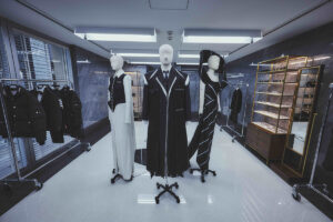 トム ブラウン銀座旗艦店グランドオープン。メットガラ衣装の特別展示が開催中!|Fashion|madameFIGARO.jp(フィガロジャポン) トム ブラウン銀座旗艦店グランドオープン。メットガラ衣装の特別展示が開催中!|Fashion|madameFIGARO.jp(フィガロジャポン)