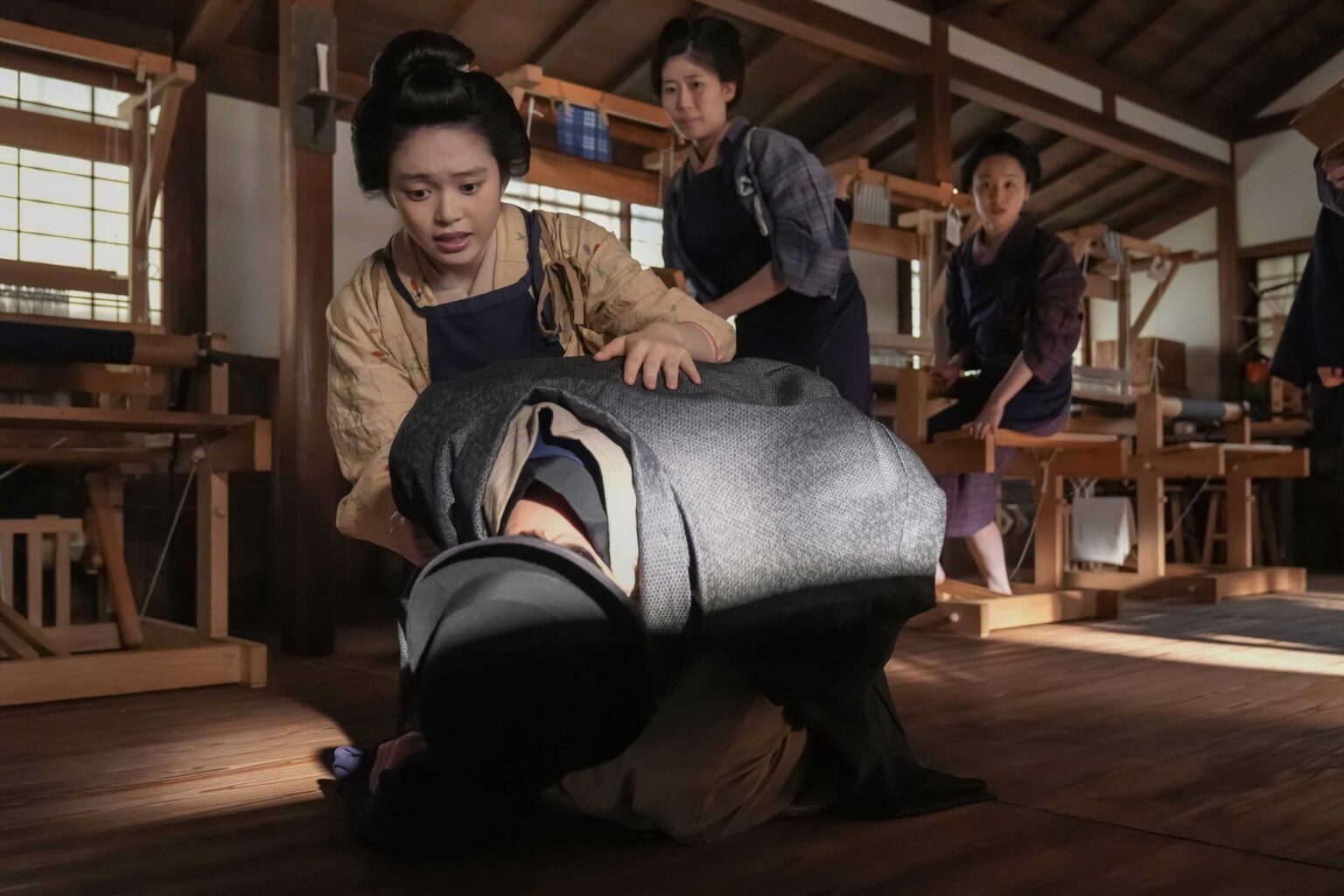 傳（堤真一）を心配するトキ（高石あかり）【写真：(C)NHK】