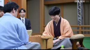竜王戦第１局終局、感想戦に臨む勝者藤井竜王と佐々木八段 - 読売新聞オンライン