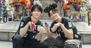 「振り付けをまねして一緒にダンス」タイプロ出身2人とまわった最新ディズニー・ハロウィーンが楽しすぎた | 女性自身