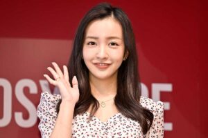 板野友美、長女の"顔出し"ショット公開　「本当に美人さん」「似てる」と横顔にファン注目 | ENCOUNT