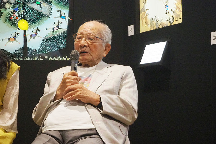 『藤城清治101歳展 生きている喜びをともに』内覧会に出席した影絵作家・藤城清治氏(10月21日・大阪市内)