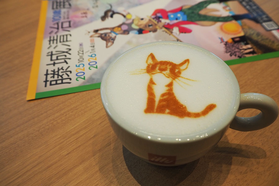 会場の併設カフェ「CAFE Lab.」ではこびとや猫など、作品にちなんだ5種の柄の「『影絵』カプチーノ」(各990円)を販売