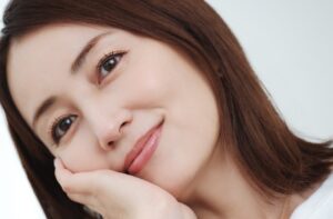 矢田亜希子のスキンケア「20代の頃より46歳の今のほうが肌はキレイかも」絶対的定番からスペシャルケアまで全公開【肌だけは頑張る派】 | 【頑張らない派代表】矢田亜希子さんの大人カジュアルがおしゃれな理由 | mi-mollet（ミモレ）