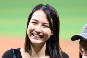 ドジャース大谷翔平の真美子夫人〝見切れ〟写真に賛辞殺到「いつも控え目に後ろに立ってる」 - 東スポWEB