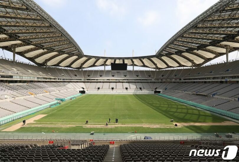 ソウル・麻浦区上岩ワールドカップ競技場で、損傷した芝生の復旧作業を進める作業員(c)news1