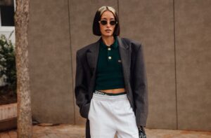 上品でスポーティな大人の「ポロニット」、今年の秋はどう着こなす？【海外スナップ】 | mi-mollet NEWS FLASHFashion | mi-mollet（ミモレ）