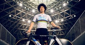 《アフロヘアーのケイリン世界王者》“終わり”を意識した山崎賢人が栄光のアルカンシェルを纏って続ける挑戦「自分にはまだまだ可能性がある」 - 自転車 - Number Web