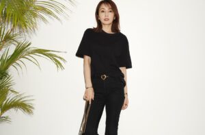 「初秋もユニクロ UのTシャツが活躍」40代がTシャツ×デニムをおしゃれに着る方法【頑張らない派代表・矢田亜希子】 | 【頑張らない派代表】矢田亜希子さんの大人カジュアルがおしゃれな理由 | mi-mollet（ミモレ）