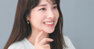 美しすぎる50代！表情筋トレーナーが教える”たるみ撃退ケア” | 美ST ONLINE