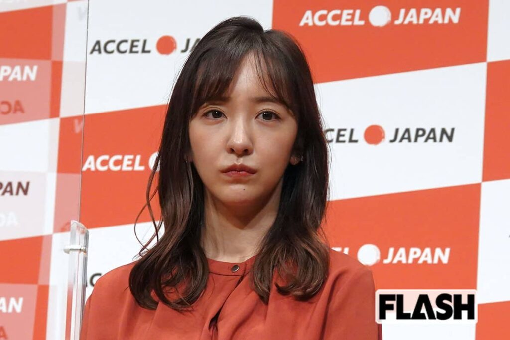 「出したいのか隠したいのか」ファンも困惑…板野友美、“顔出し終了” 宣言するも娘の横顔公開にツッコミ続出