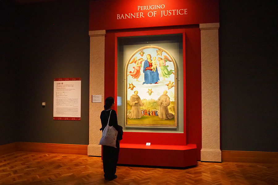 ピエトロ・ヴァンヌッチ（通称ペルジーノ）（1450-1523）《正義の旗―聖フランチェスコ、シエナの聖ベルナルディーノ、祈る正義兄弟会の会員たちのいる聖母子と天使》1496年 ウンブリア国立美術館（ペルージャ）